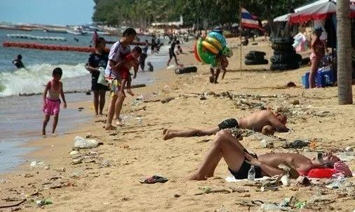 泰国芭提雅中天海滩，老外竟躺在垃圾堆里享受日光浴？3.jpg