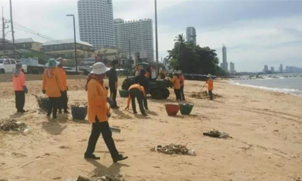 泰国芭提雅中天海滩，老外竟躺在垃圾堆里享受日光浴？2.jpg
