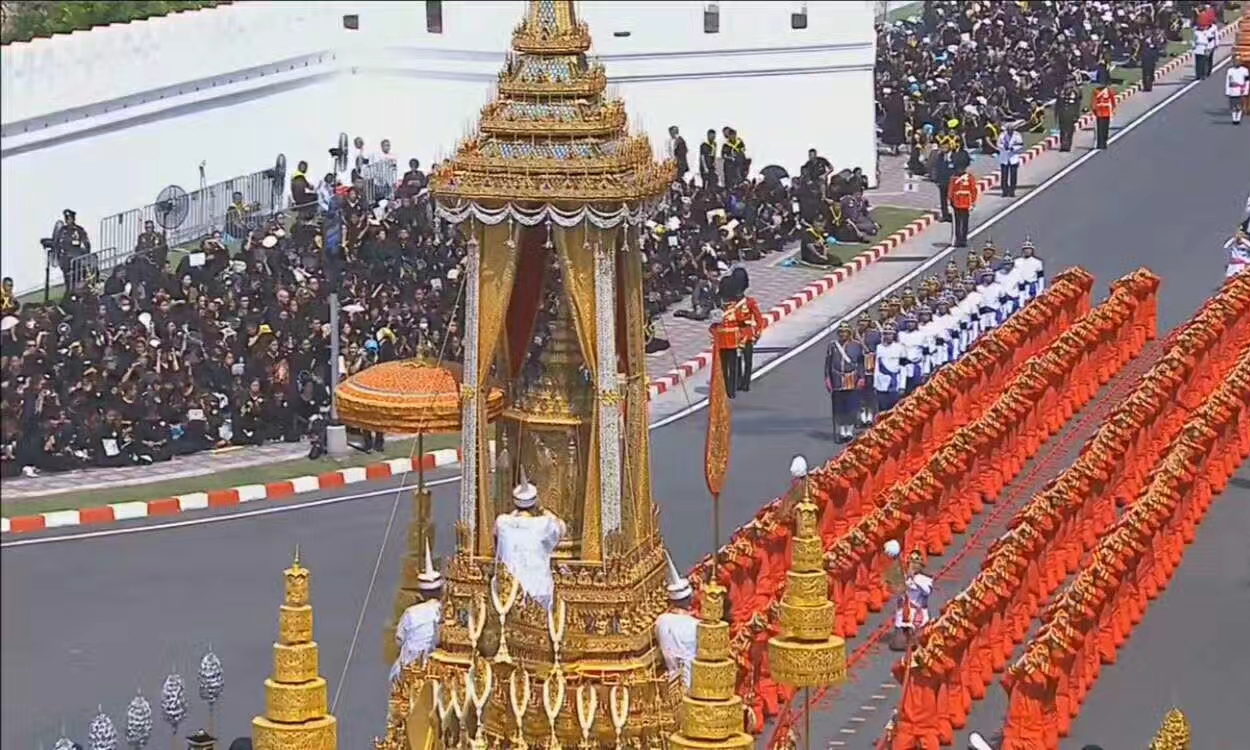 泰国十里长街送国王，这是一份超越信仰的情感！1.jpg