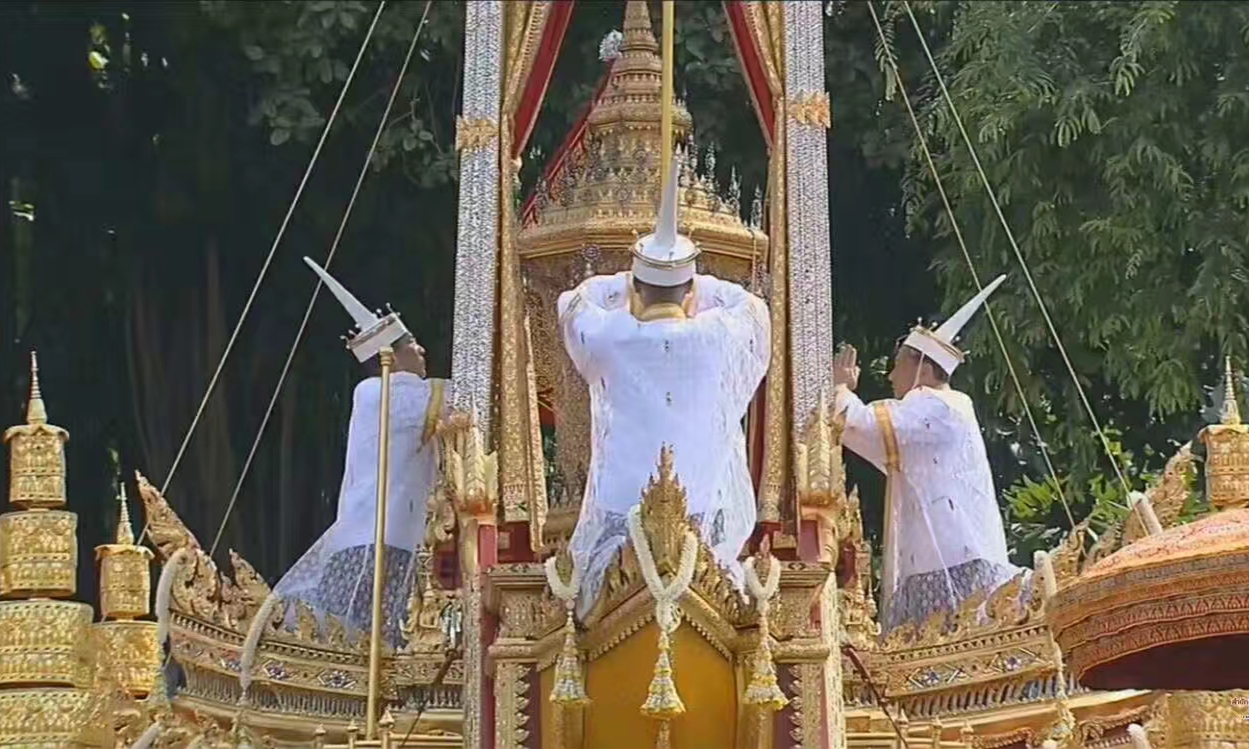 泰国十里长街送国王，这是一份超越信仰的情感！1.jpg