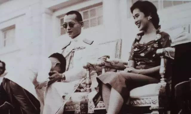 一起来回顾泰国国王普密蓬陛下的温馨瞬间8.jpg