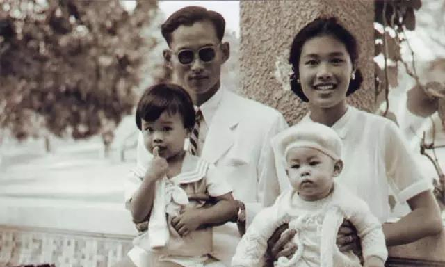 一起来回顾泰国国王普密蓬陛下的温馨瞬间9.jpg