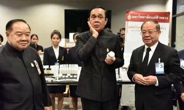 巴育总理亲自试用泰国本土护肤品，这画风超萌超可爱！1.jpg