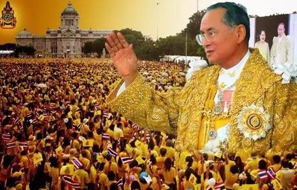 一起来回顾泰国国王普密蓬陛下的温馨瞬间