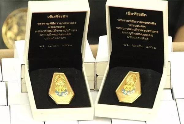 11月1日起，民众可订购泰国九世王纪念品胸针