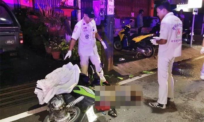 安全第一！1名中国女游客在泰国骑摩托车撞上电线杆身亡2.jpg