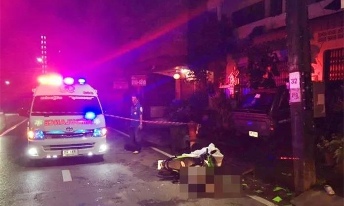 安全第一！1名中国女游客在泰国骑摩托车撞上电线杆身亡.jpg