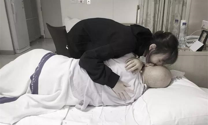 泰国版《宫》女主Pattie吻别父亲，粉丝贴心安慰！2.jpg
