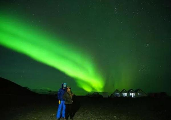 泰国当红男星Nadech携妈妈游冰岛，幸运邂逅北极光！