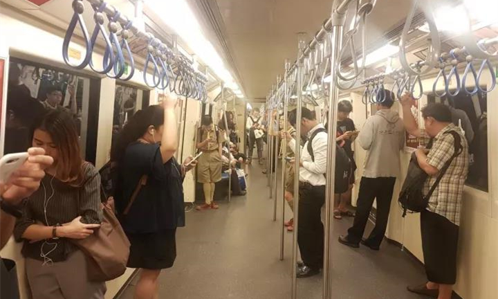 为增加载客量泰国曼谷地铁蓝色线车厢拆掉座位，你怎么看？1.jpg