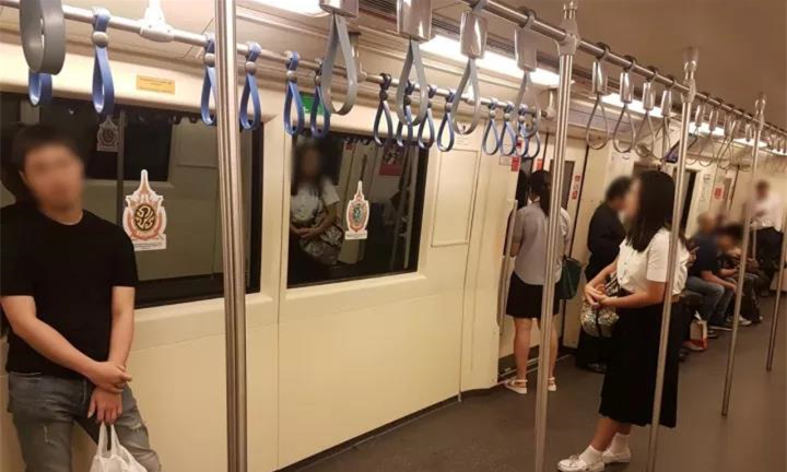 为增加载客量泰国曼谷地铁蓝色线车厢拆掉座位，你怎么看？4.jpg