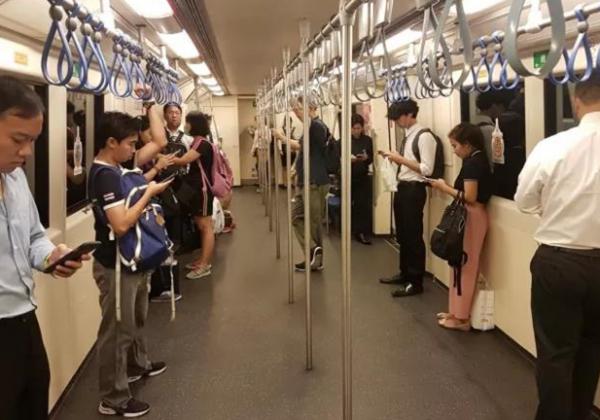 为增加载客量泰国曼谷地铁蓝色线车厢拆掉座位，你怎么看？