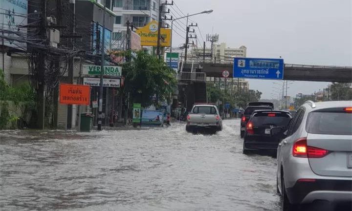 台风“鸿雁”登陆泰国，著名旅游城市华欣遭遇水灾3.jpg