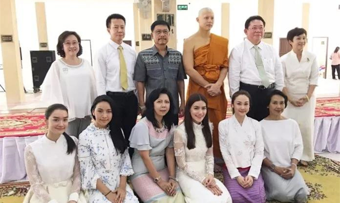泰国著名男星Mark Prin剃度出家，家人女友全程陪伴2.jpg