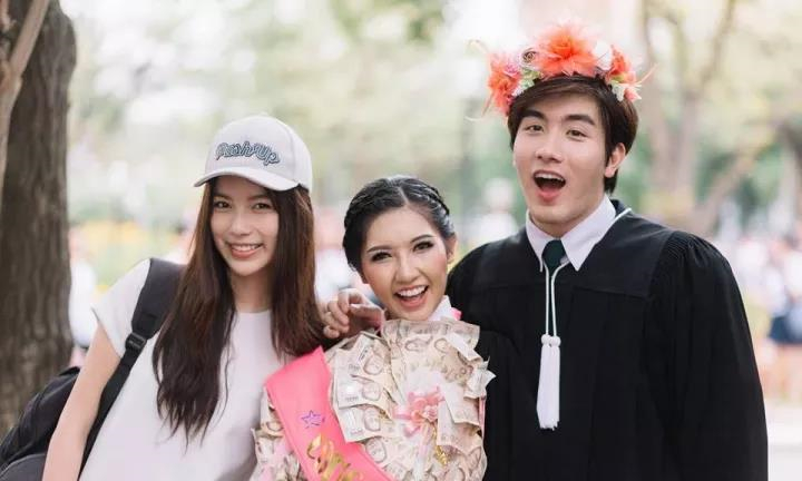 泰国美女毕业典礼，土豪父母奖励“千铢大钞毕业礼服”4.jpg