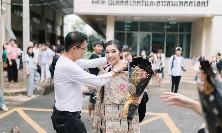 泰国美女毕业典礼，土豪父母奖励“千铢大钞毕业礼服”6.jpg