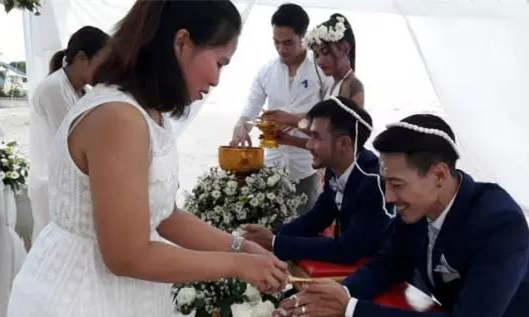 两帅气小伙泰国结婚，猜猜哪个是新郎哪个是新娘？5.jpg