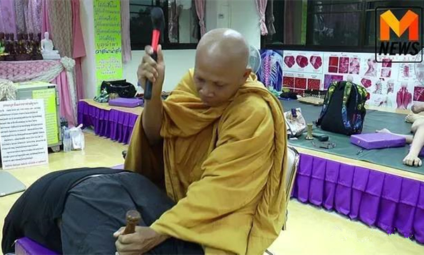 用锤子敲打？泰国僧人这套奇葩“经络治疗法”备受欢迎.jpg