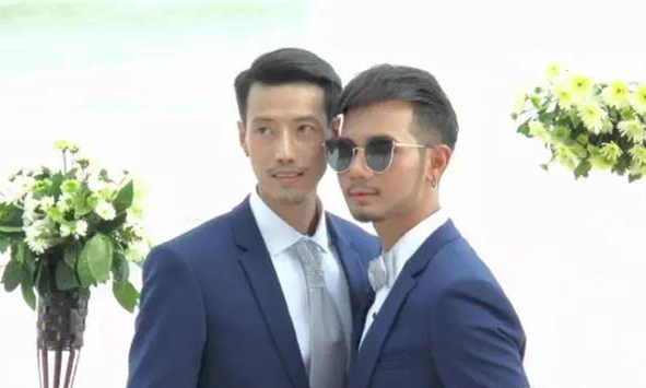 两帅气小伙泰国结婚，猜猜哪个是新郎哪个是新娘？2.jpg