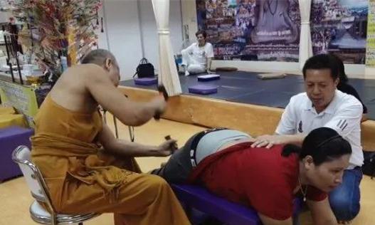 用锤子敲打？泰国僧人这套奇葩“经络治疗法”备受欢迎