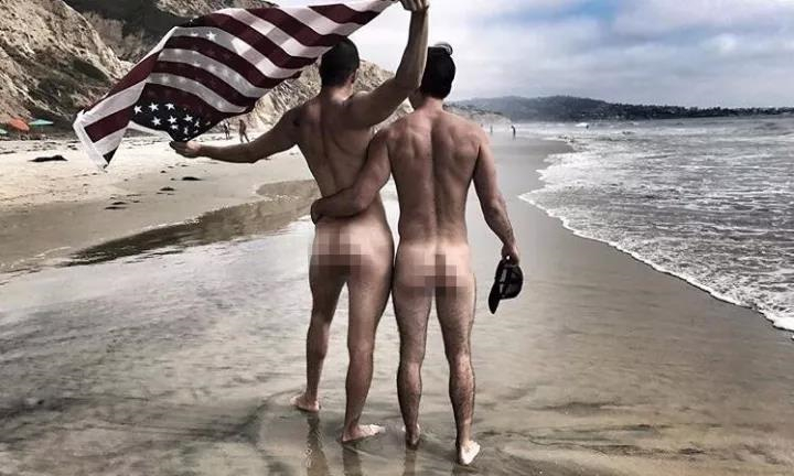 两美国男子在曼谷黎明寺脱裤子拍照，泰网友直呼“滚出泰国！”3.jpg