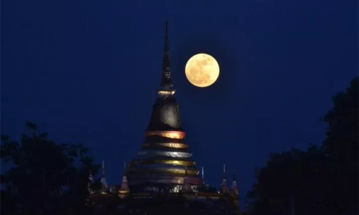 当“超级满月”惊现泰国上空，泰国人都看傻了.jpg