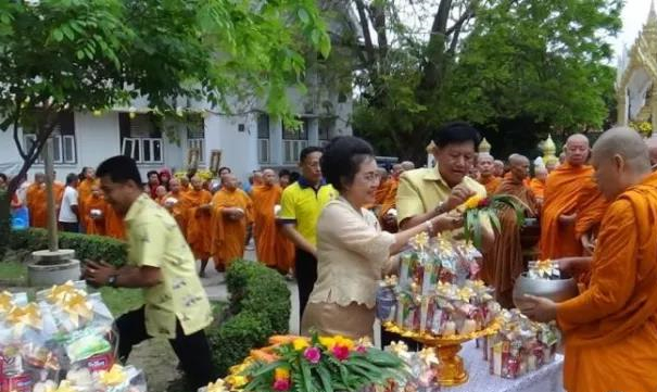 12月5日泰国父亲节，举国布施缅怀九世先皇冥诞1.jpg