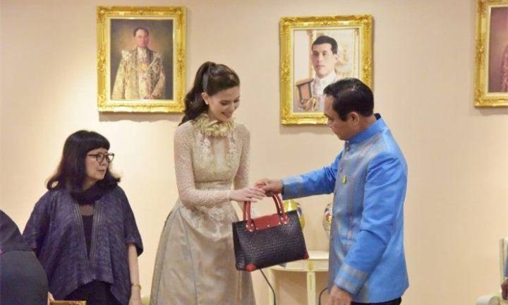 泰国环球小姐玛丽雅闪亮回国，巴育总理还送了一个这样的提包5.jpg
