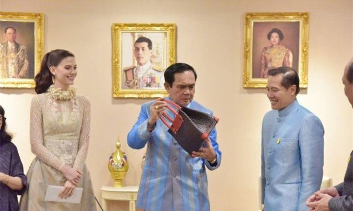 泰国环球小姐玛丽雅闪亮回国，巴育总理还送了一个这样的提包3.jpg