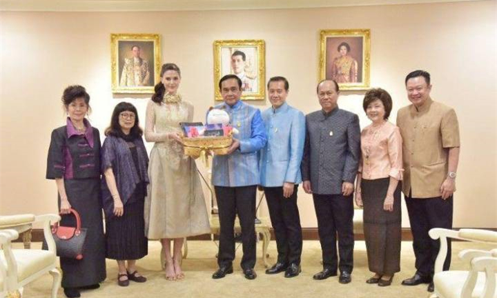 泰国环球小姐玛丽雅闪亮回国，巴育总理还送了一个这样的提包4.jpg