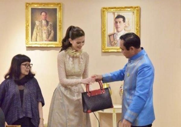 泰国环球小姐玛丽雅闪亮回国，巴育总理送了一个这样的包