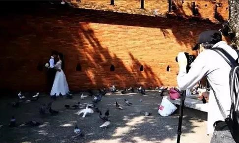 中国游客在泰国清迈的塔佩门亲吻拍婚纱照遭非议，到底是谁的错？4.jpg