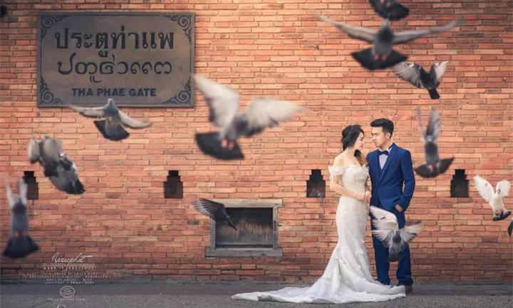 中国游客在泰国清迈的塔佩门亲吻拍婚纱照遭非议，到底是谁的错？1.jpg