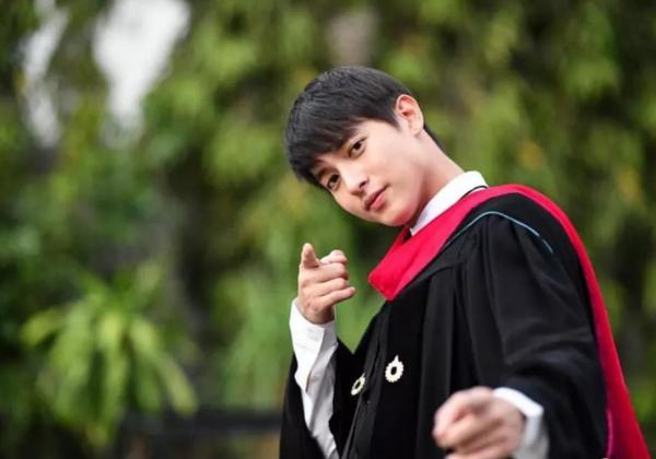 泰国男星james jirayu兰实大学参加毕业典礼，校园已被粉丝攻占！