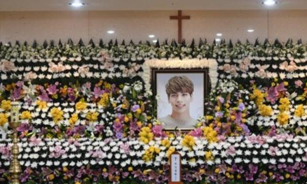 韩国歌手金钟铉烧炭自杀，泰国卫生部担心歌迷自杀追随.jpg