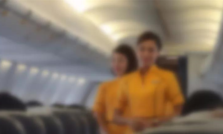 泰国空姐因没帮乘客搬行李被骂“当个贱人吧！”2.jpg