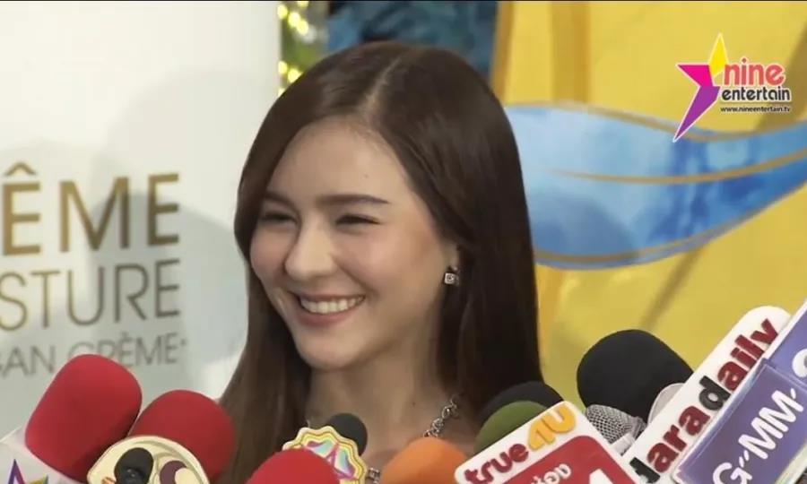 泰国女星李海娜Aom回应恋情称“不在乎男友是女神Aump前任”.jpg