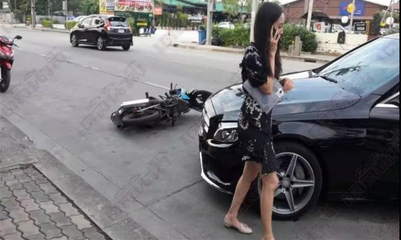 泰国人气女星Taew开奔驰意外撞翻摩托车.jpg