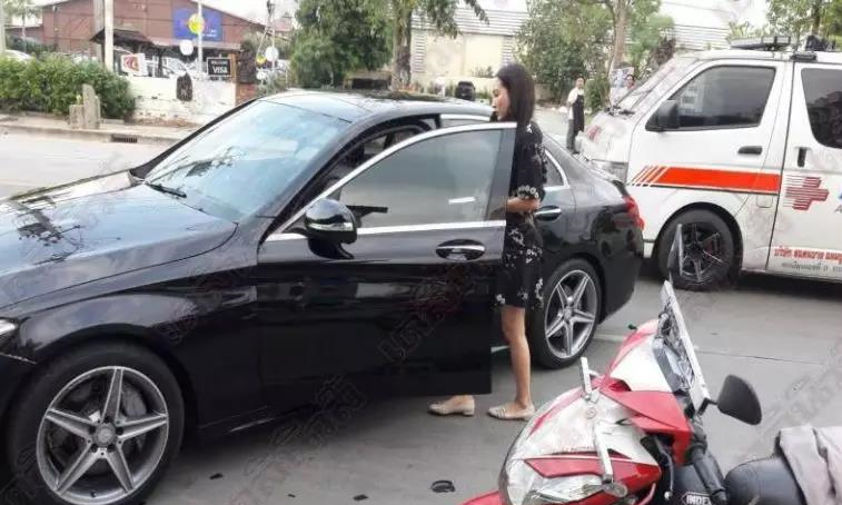泰国人气女星Taew开奔驰意外撞翻摩托车1.jpg