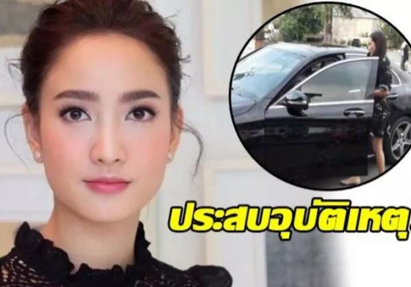 泰国人气女星Taew开奔驰意外撞翻摩托车