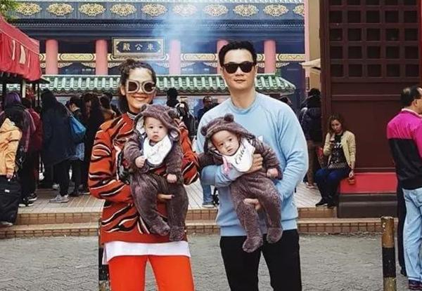 泰国时尚女星Chompoo和老公Nott带双胞胎儿子首次出国旅游