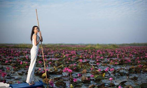 泰国女星Pearypie 红莲湖拍泰装写真， 美出新高度！4.jpg
