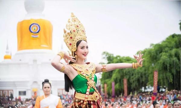 泰国“娜迦女神”Taew领5000人为佛塔舍利献舞震撼全场！