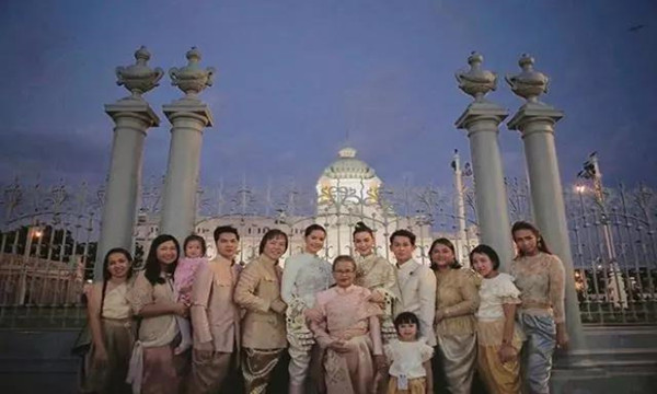 泰国公主、总理和女星YaYa、Kimberly携手演绎泰服之美2.jpg