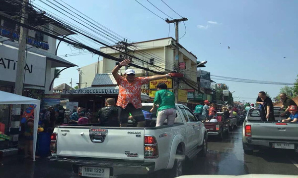 2018年泰国泼水节期间，皮卡车后车厢允许载人了？2.jpg