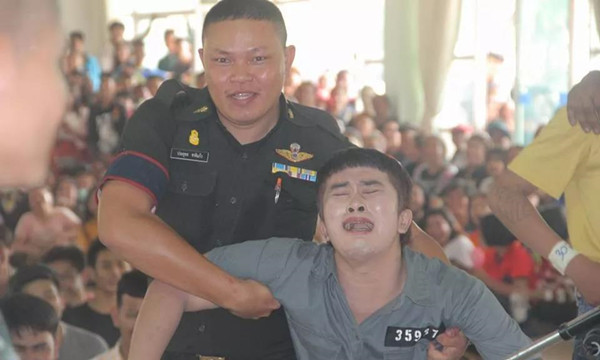 泰国征兵抽签现场，漂亮小哥哥抽中红签吓到哭花妆2.jpg
