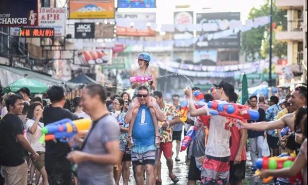 泰国泼水狂欢盛况回顾，曼谷考山路是隆路人山人海9.jpg