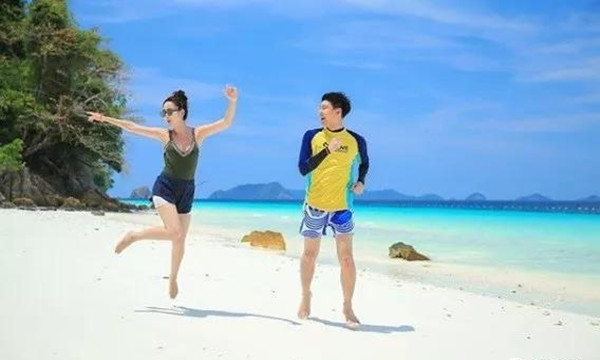 泰国当红女星Taew和圈外男友海边度假，甜蜜撒狗粮4.jpg