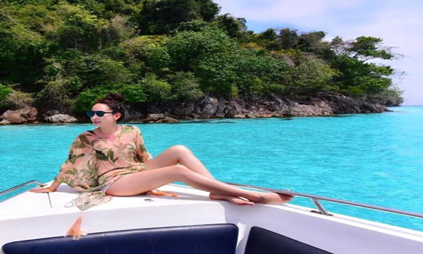 泰国当红女星Taew和圈外男友海边度假，甜蜜撒狗粮.jpg