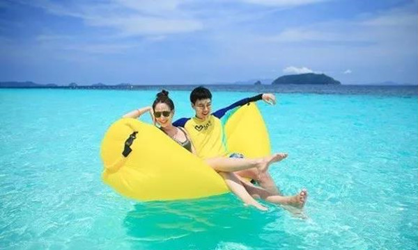 泰国当红女星Taew和圈外男友海边度假，甜蜜撒狗粮3.jpg
